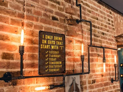 Vista 9 de Letreros divertidos de metal con diseño de cueva de hombre, accesorios de decoración de bar, decoración de pared de club, solo bebo en días que