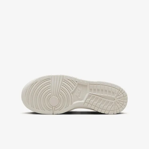 Vista 444 de Nike Kid's Dunk Low Sneaker