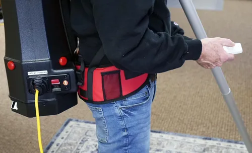 Vista 4 de Cen-Tec Systems Aspiradora de mochila comercial HEPA de 6 cuartos de galón con juego de accesorios