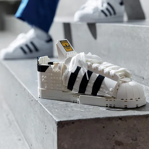 Vista 7 de LEGO 10282 Adidas Originals Superstar - Juego de construcción de coleccionistas para adultos, modelo de zapato coleccionable, 18 años +