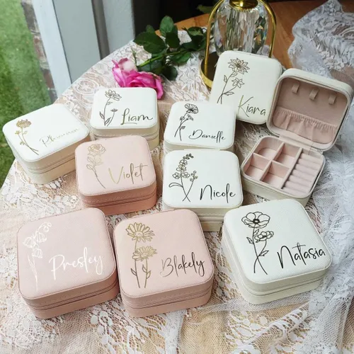 Vista 5 de DayOfShe Joyero de viaje personalizado con nombre y flor de nacimiento, regalos personalizados de dama de honor para mujeres, estuche de joyería