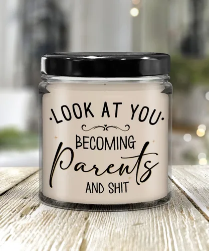 Vista 2 de Vela con texto en inglés «Look at You Becoming Parents» Ideas para baby shower para mamá y papá por primera vez que esperan madre y padre, recuerdo