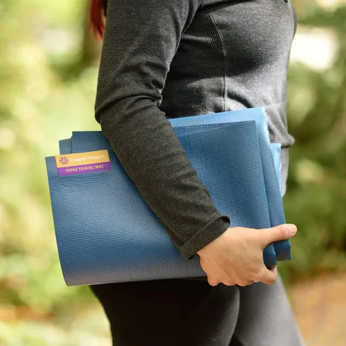 Vista 7 de Hugger Mugger Tapete de yoga de viaje de tapas, súper portátil y duradero, superficie adhesiva texturizada, se puede plegar o enrollar, plegable