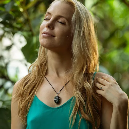 Vista 3 de AYANA - Collar con dije de cristal curativo de ágata musgosa, piedra de la madre naturaleza, riqueza, prosperidad, éxito, chakra del corazón, hecho