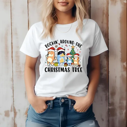 Vista 2 de Bluey Rockin Around The Christmas Tree Shirt - Camiseta de Navidad de Año Nuevo, Bluey Happy Christmas Tee, Bluey Noel Party T-Shirt Blanco, Blanco