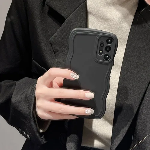 Vista 3 de UEEBAI Funda de silicona con marco ondulado para Samsung Galaxy A13 5G, lindo marco ondulado, ajuste delgado, a prueba de golpes, funda suave y Negro
