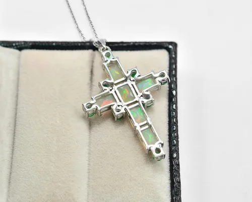 Vista 4 de Collar con colgante de cruz sagrada con corte de ópalo Welo etíope natural y esmeralda zambiana, plata de ley 925, piedra natal de octubre, joyería