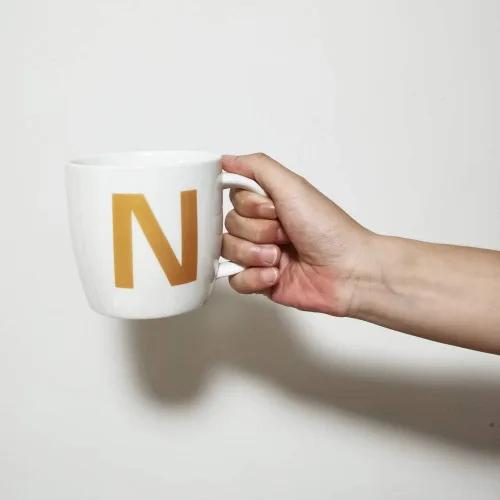 Vista 7 de ZaH Taza de café de 16 onzas, taza de cerámica del alfabeto ABC para mujeres, hombres, niños y niñas, decoración del hogar, taza inicial A-Z (A)