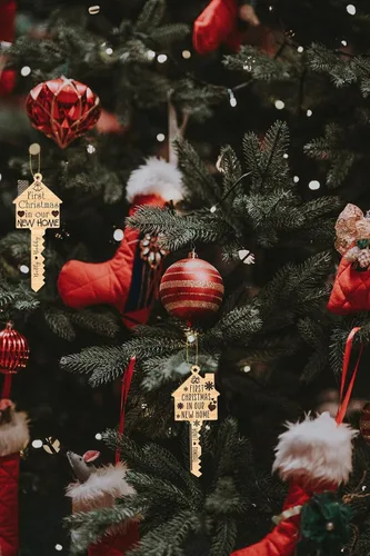 Vista 6 de Paquete de 16 adornos para llaves de «Our First Christmas in Our New Home», juego de adornos para árbol de Navidad, decoración colgante de árbol