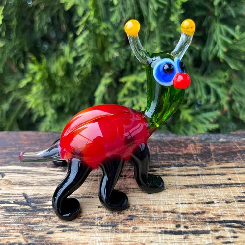 Vista 2 de Figura de mariquita de cristal rojo – Miniatura soplada a mano estilo Murano – Adorno coleccionable de mariquita para estante o escritorio