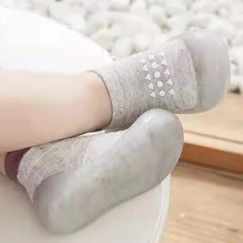 Vista 4 de Calcetines antideslizantes y transpirables ligeros mocasines a rayas de arco iris mocasines para bebés y niños pequeños