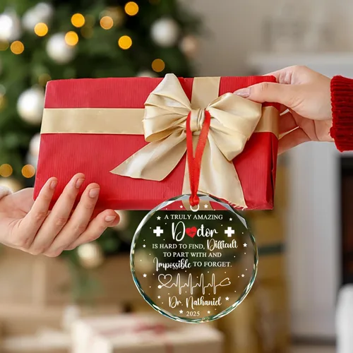Vista 4 de Un médico verdaderamente asombroso es difícil de encontrar Adornos de vidrio, Adorno de Navidad personalizado de agradecimiento al médico 2025