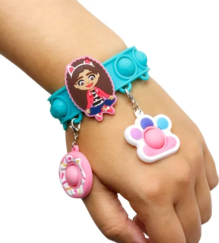 Vista 5 de Tara Toys Gabby's Dollhouse Pop-Eeze - Juego de actividades de pulsera con cuentas a presión para niños con dijes y estuche de transporte, regalo