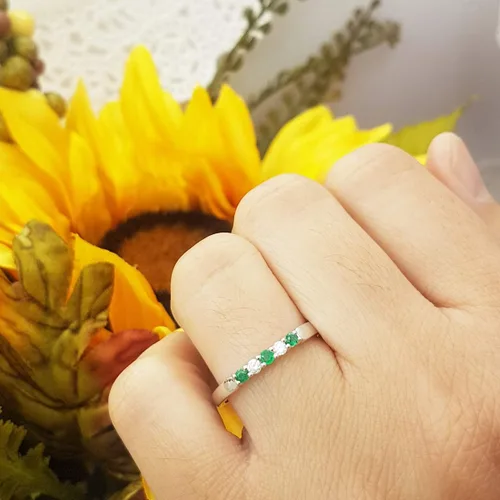 Vista 7 de Dazzlingrock Collection Piedra preciosa redonda alternativa con anillo de boda de 5 piedras de diamante blanco para mujer