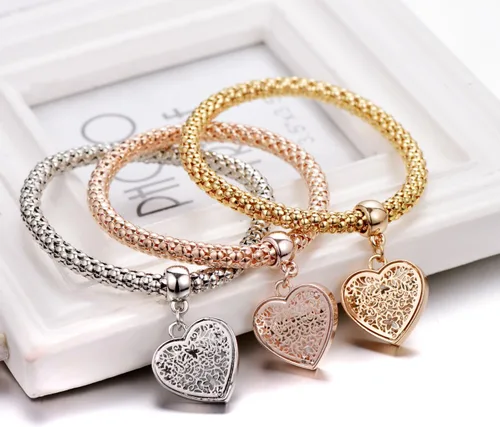 Vista 4 de SILANER Pulseras multicapa con dijes de cristal, 3 pulseras de cadena de maíz de oro/plata/oro rosa para mujer, pulsera elástica en forma de corazón