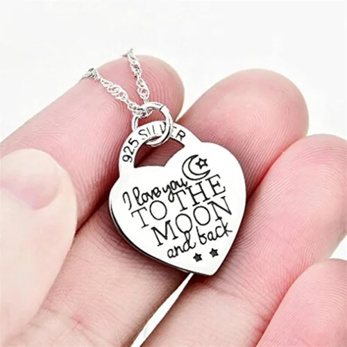Vista 4 de Journey Studio - Collar con colgante de corazón con texto en inglés "I Love You to The Moon and Back", cadena grabada para el día de San Valentín