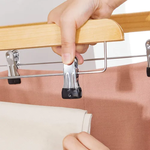 Vista 7 de SONGMICS Perchas de Madera para Pantalones, Paquete de 8 Perchas para Pantalones con Clips de Metal Ajustables Antioxidantes, Gancho Giratorio