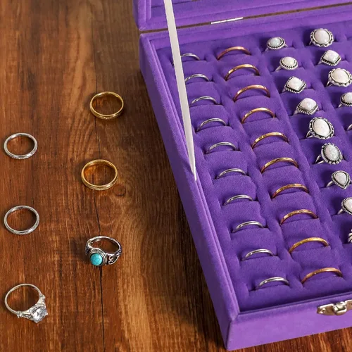 Vista 5 de Frebeauty Bandeja organizadora de anillos con 100 ranuras para anillos con tapa transparente, caja de almacenamiento de anillos de terciopelo