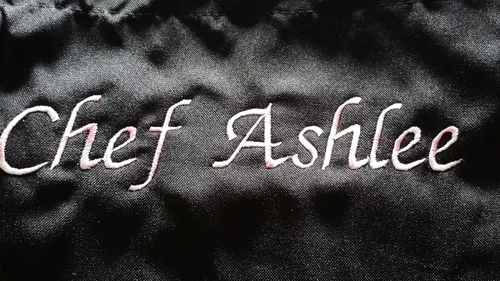 Vista 4 de CHEFSKIN Juego de delantal y sombrero de chef negro, tela ultraligera, ajustable suave (niños pequeños de 12 a 36 meses)