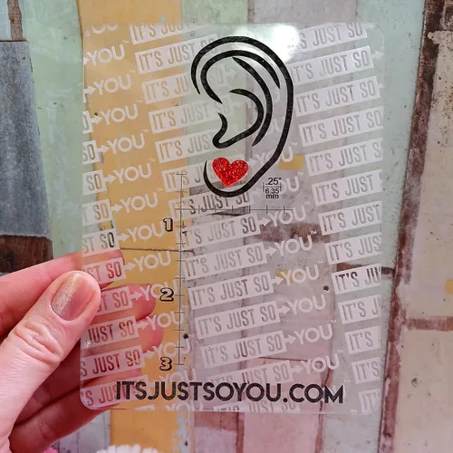 Vista 6 de Aretes de corazón con purpurina roja con postes de titanio hipoalergénicos sin níquel