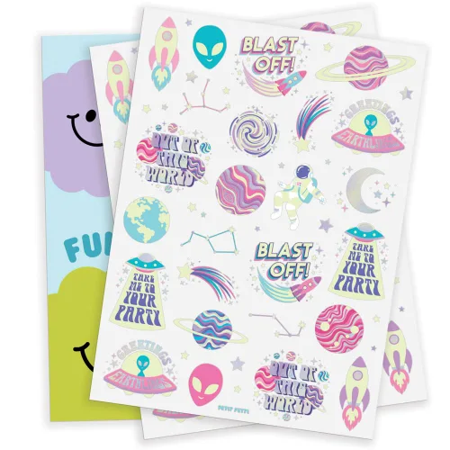 Vista 8 de xo, Fetti Space + Planets - Tatuajes temporales que brillan en la oscuridad para niños, 50 piezas, suministros de fiesta de cumpleaños