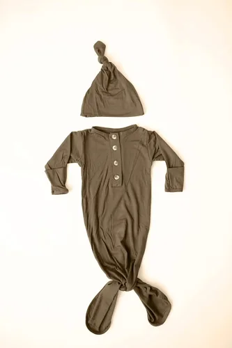 Vista 3 de Stroller Society Conjunto de bata y sombrero para bebé recién nacido anudado para bebé niño o niña Verde militar