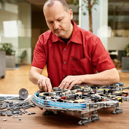 Vista 2 de Juego de armado de LEGO Star Wars Millennium Falcon 75192 (7541 piezas)