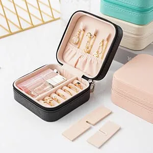Vista 8 de Mini joyero portátil de viaje de cuero para joyas, organizador de anillos, caja de regalo de almacenamiento, para niñas y mujeres (negro).