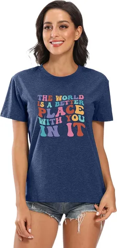Vista 2 de Camisetas con texto en inglés The World is A Better Place with You in It (El mundo es un lugar mejor contigo in it), camiseta inspiradora