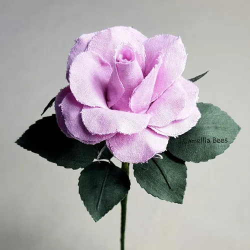 Vista 2 de Camellia Bees Rosa de lino número 4 para esposa y marido, flor de lino hecha a mano para aniversario de boda de 4 años, día de San Valentín, día