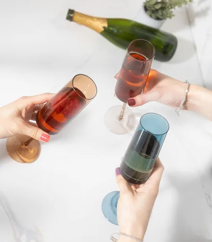 Vista 5 de Saludi Copas de vino de colores y copas de champán a juego (presentadas en Bachelor in Paradise)