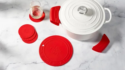 Vista 4 de Le Creuset Juego de 2 agarres de silicona, 5" x 2 1/2" cada uno, negro