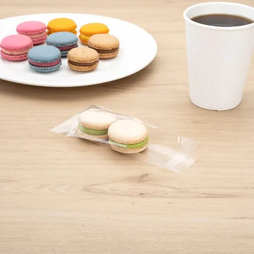 Vista 4 de Restaurantware -Bolsas de golosinas de 4 x 3 pulgadas, 100 bolsas para galletas para microondas - Diseño de labios y cinta, resistente al calor