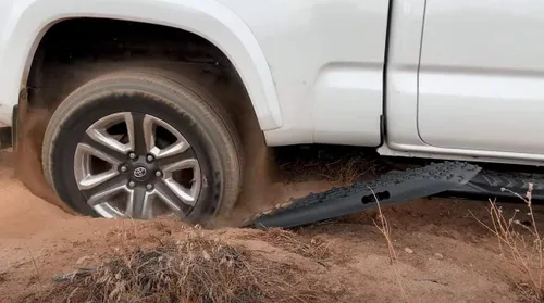 Vista 8 de XPV AUTO Tablas de tracción para pistas de recuperación, escalera de neumáticos, alfombrilla 4WD para arena y lodo de nieve todoterreno 4X4 (negro)