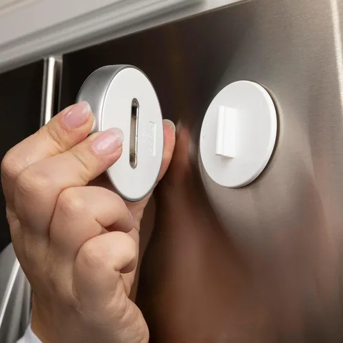 Vista 6 de Qdos Safety Cerradura adhesiva para nevera/congelador Cromo Fácil operación con una sola mano - Diseño patentado ZeroPinch - Cerradura