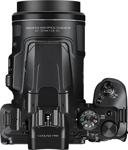 Vista 4 de Nikon COOLPIX P950 Ultimate Bundle: zoom óptico 83x, video 4K UHD, tarjeta SD de 64 GB, bolsa para cámara, trípode, kit de filtro de 3 piezas