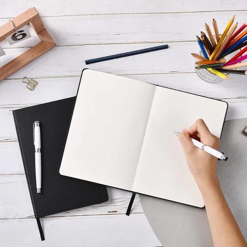 Vista 2 de Cuaderno punteado, diario, 5.3 x 8.26 pulgadas, tapa dura, prémium, papel grueso, doble espiral, bandas, cuero negro sintético, lazo para bolígrafo