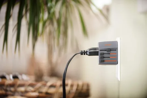 Vista 7 de Ventev Global Charginghub 300 Carga simultáneamente dos dispositivos USB, el adaptador de viaje de dos puntas funciona en más de 150 países, se