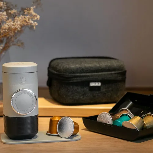 Vista 7 de WACACO Minipresso NS2 - Funda protectora con caja de cápsulas, posavasos y toalla, accesorio para máquina Minipresso NS2