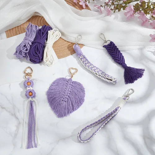 Vista 5 de INFUNLY Juego de 5 llaveros de pulsera de macramé morado, kit de llavero trenzado para adultos, dijes de macramé, juego de nudos con borla bohemia