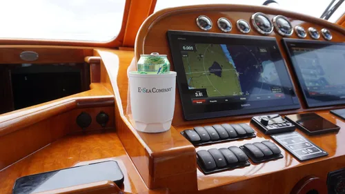 Vista 4 de E-Sea Cup Original-(Blanco). Soporte para tazas montado con succión resistente. Perfecto para barcos, tablas de remo y mucho más