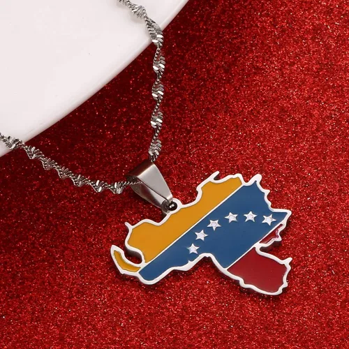 Vista 2 de Collar con colgante de bandera de Venezuela de acero inoxidable Venezuela