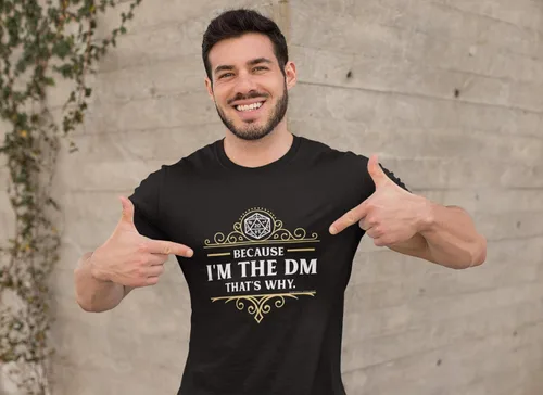 Vista 2 de Camiseta para adultos con texto en inglés "Because I'm The DM That's Why RPG Game Master