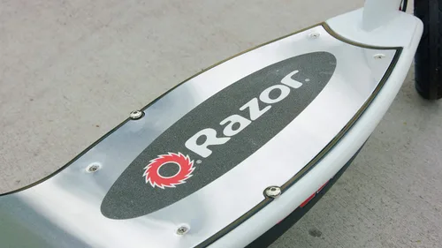Vista 12 de Patinete eléctrico Razor E200 para adolescentes y adultos - Motor de alto torque de 12 MPH, 40 min de tiempo de conducción, peso máximo de 154