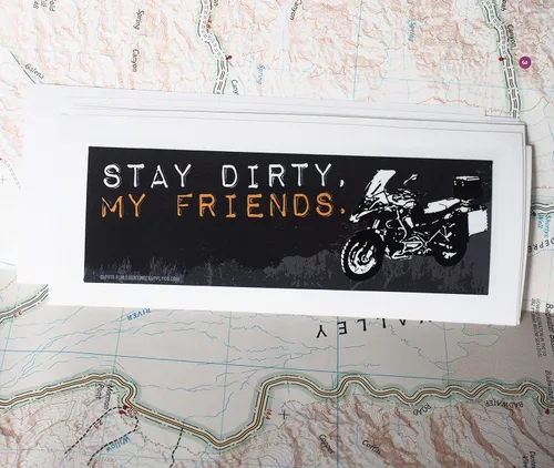 Vista 6 de Adhesivo de vinilo para parachoques Stay Dirty My Friends Offroad para KTM, BMW GS, Land Cruiser FJ40, 4x4, 4WD Para motociclistas y Overlanders