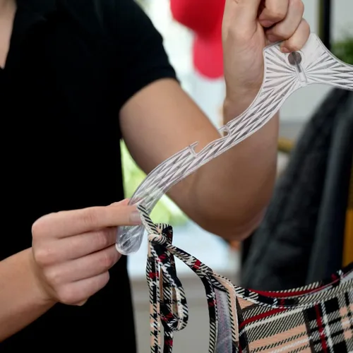 Vista 4 de Perchas de plástico para ropa, paquete de 12 perchas resistentes, vestidos, camisetas, camisas, vestidos, blusas, perchas para organización