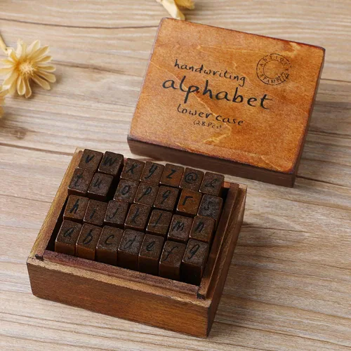Vista 5 de DIYOMR Sellos de letras vintage, sellos de goma de madera, juego de 26 sellos del alfabeto con caja de madera roja antigua vintage para hacer
