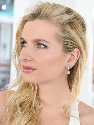 Vista 3 de Mariell Pendientes de boda vintage con circonita cúbica y perla de marfil para novias, chapado en platino genuino, Metal Gema Perla simulada
