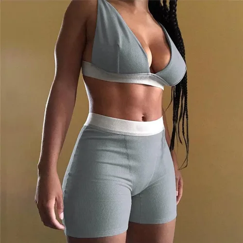 Vista 4 de Kafiloe Traje de entrenamiento de 2 piezas para mujer, acanalado, cuello en V profundo, cintura alta, ajustado, pantalones cortos de yoga, gimnasio