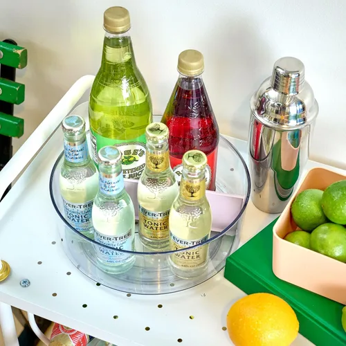 Vista 3 de Rosanna Pansino x iDesign - Tocadiscos divididos de plástico reciclado Lazy Susan con tapa, contenedor transparente/divisor de chispas de lavanda